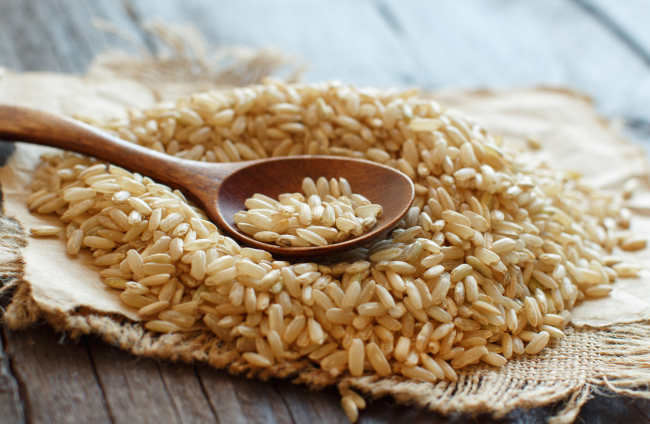 El arroz integral contiene antioxidantes que protegerían las células del estrés oxidativo.