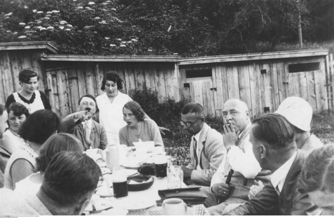 Geli Raubal junto a su tío, Adolf Hitler