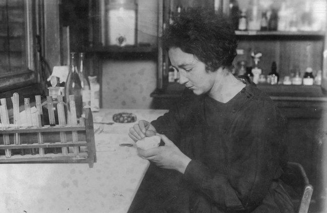 Irène Joliot-Curie en pleno trabajo