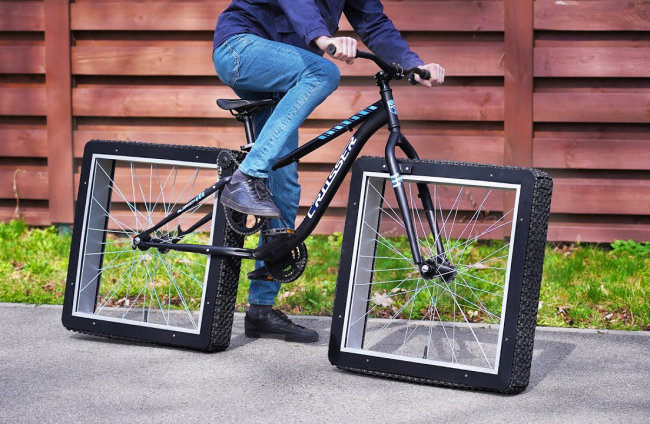Bicicleta con ruedas cuadradas