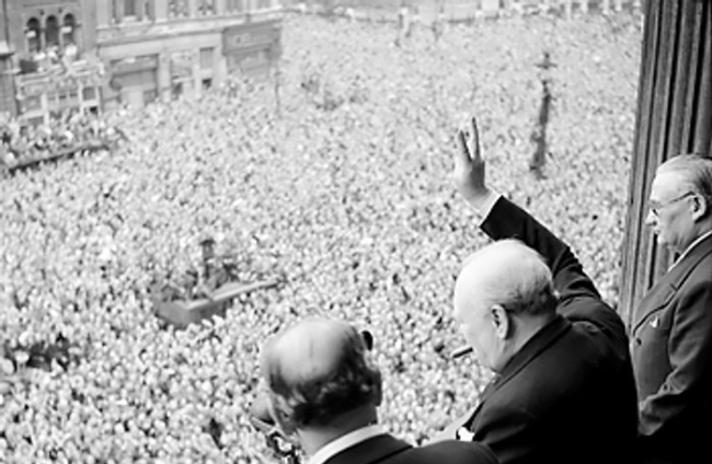 Winston Churchill saluda a los reunidos
