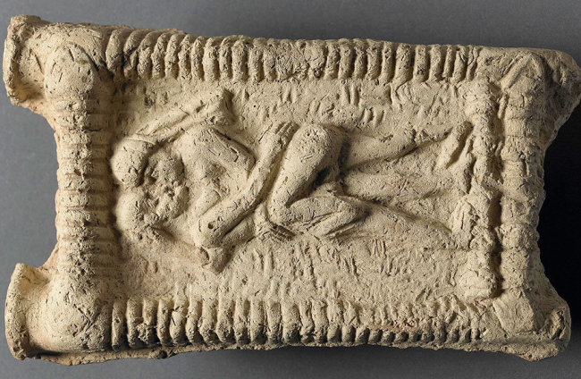 Modelo de arcilla babilónica que muestra a una pareja desnuda en un sofá practicando sexo y besándose