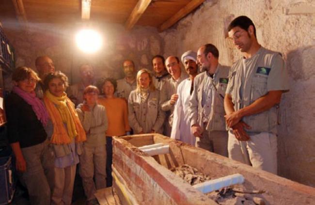 Grupo de investigadores del CSIC ante una tumba de un arquero de alto rango descubierta intacta. Foto: EFE