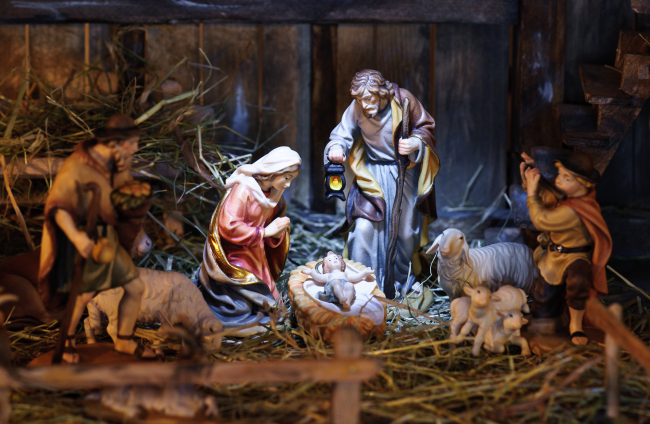 Figuras escenificando el nacimiento de Jesús