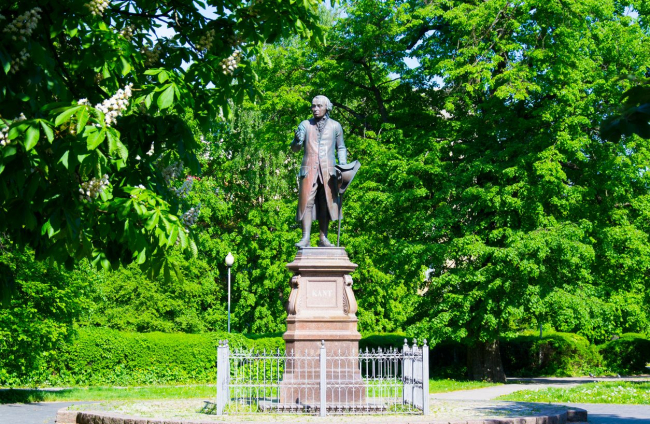 Monumento al residente más famoso de Konigsberg, el filósofo alemán Immanuel Kant