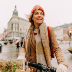 Mujer sonriendo en su bicicleta
