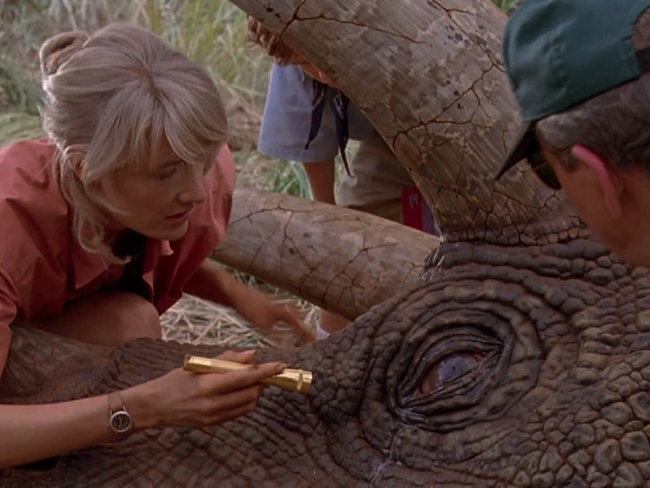 La doctora Ellie Sattler examina la ‘Triceratops’ enferma (Universal)