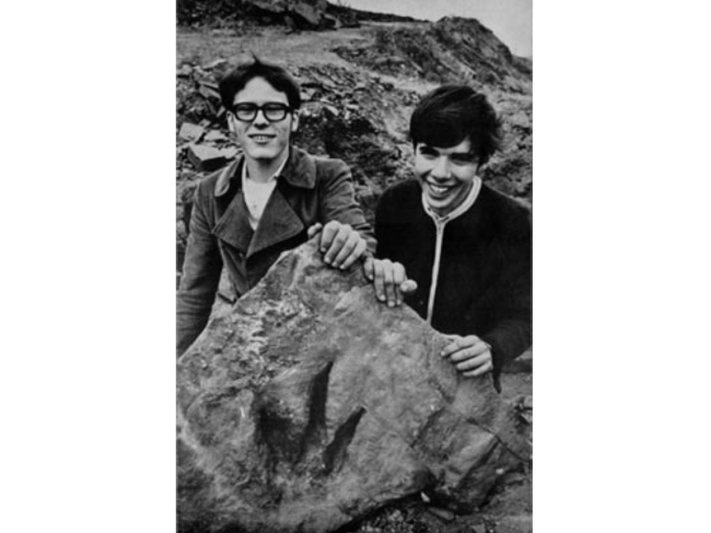 Paul Olsen (izquierda) y Tony Lessa posando con una de las huellas que encontraron. The National Archives