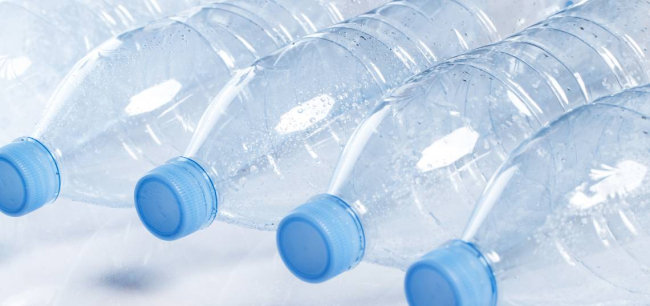 Las botellas de agua de un solo uso son populares porque son una solución fácil y rápida para beber agua.