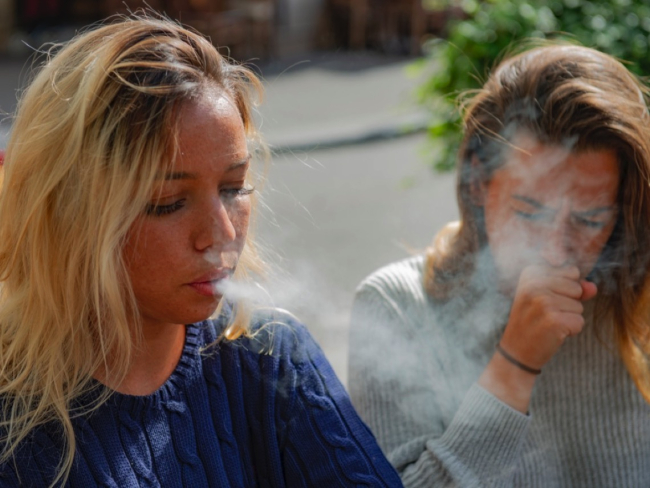 El fumador pasivo consume tabaco como lo hace el activo