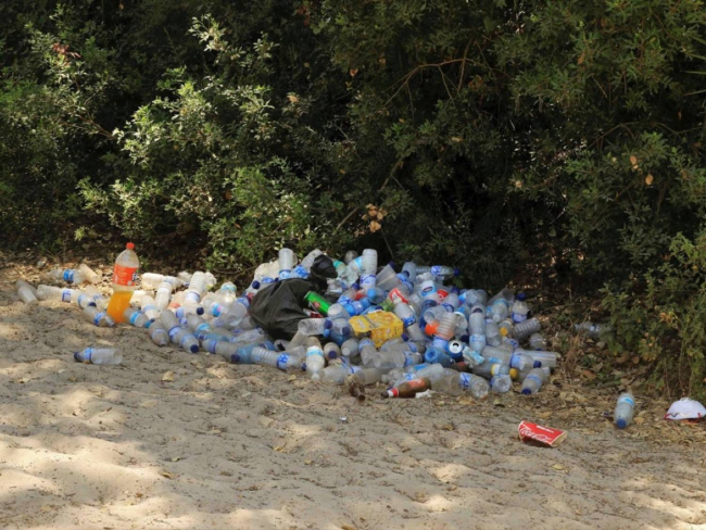 Restos de basura amontonada en un sendero de Doñana tras el paso de la romería en 2019 (La Voz del Sur)