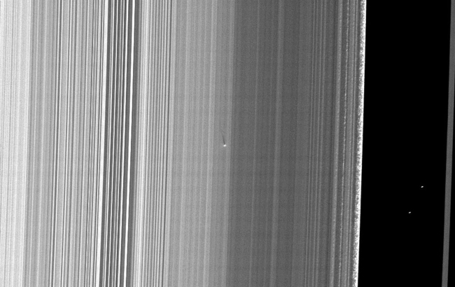 NASA | Subluna S/2009 S1, dentro del anillo B