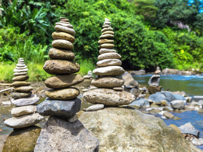 Varias apachetas o montículos de piedra en equilibrio