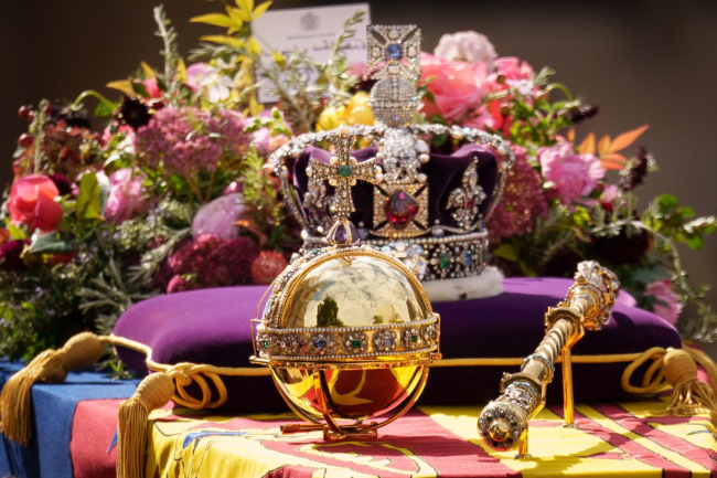 La corona imperial, el orbe y el cetro, símbolos imperiales, sobre el ataúd de Isabel II. Getty