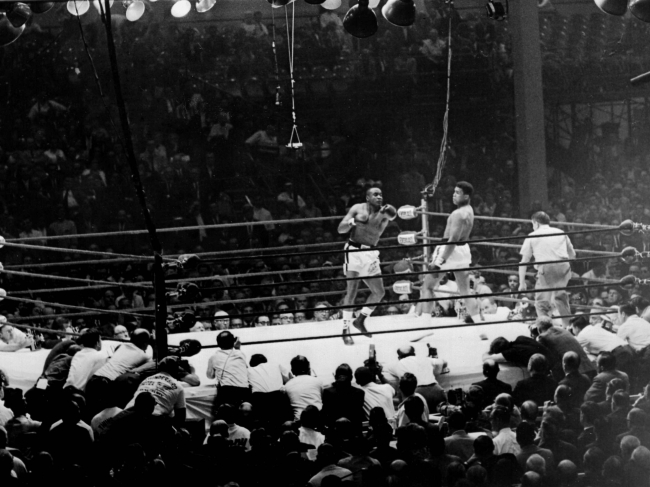 Combate entre Muhammad Ali y Sonny Linston por el título de campeón. Imagen: Getty Images.