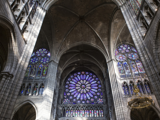 La basílica de Saint Denis o la catedral de Notre Dame de París son dos ejemplos de arquitectura gótica.