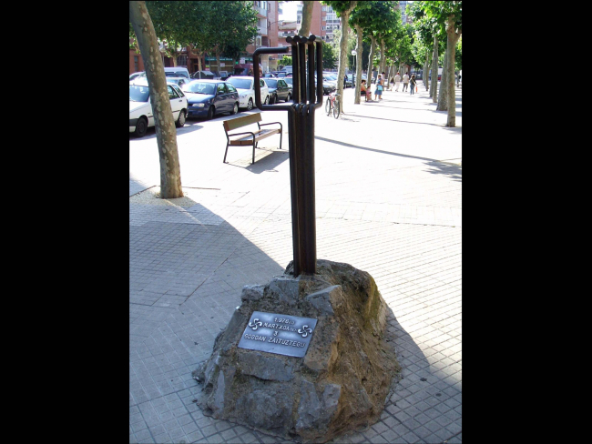 Monumento en recuerdo de las víctimas de los Sucesos de Vitoria. Imagen: Wikimedia Commons.