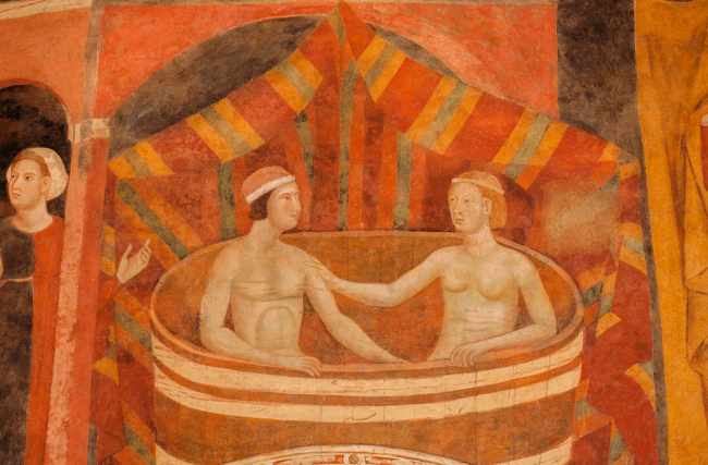 Mujer y hombre bañándose en un fresco del siglo XIV del Palazzo del Podesta. / iStock