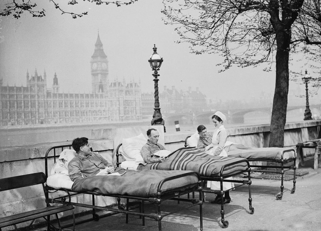 Mayo de 1936: pacientes con tuberculosis del Hospital St. Thomas descansan en sus camas al aire libre junto al río Támesis. Foto de Fox Photos / Getty Images