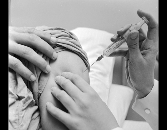 1956: Un paciente que padece tuberculosis recibe un fármaco inyectado. Foto de Vecchio / Three Lions / Getty Images