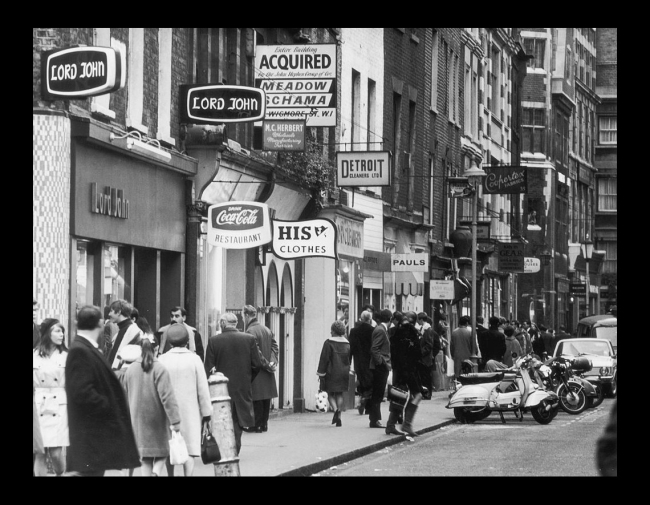 1960: de compras por Carnaby Street en Londres. Foto de Fox Photos / Getty Images
