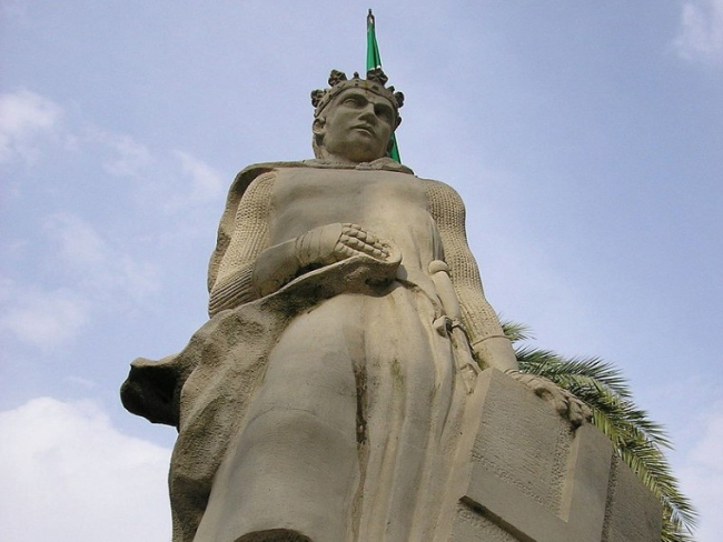 Estatua de Alfonso XI en Algeciras, España /Getty