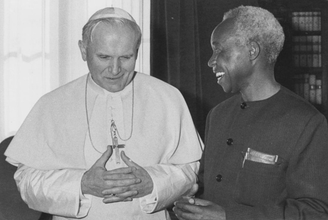 Juan Pablo II con Julius Nyere de Tanzania/ Getty