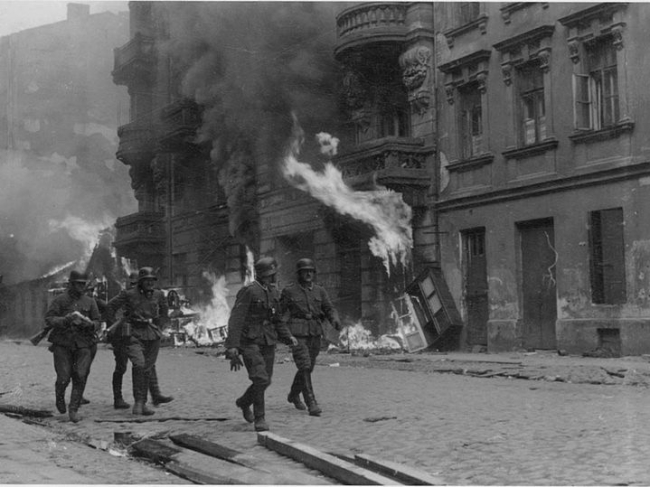 Miembros de la SS por las calles de una Varsovia en llamas. Imagen: Wikimedia commons.