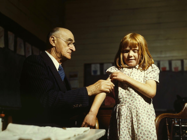 En 1897, Almroth Edward Wright desarrolló la primera vacuna contra la fiebre tifoidea. Imagen: Wikimedia Commons.