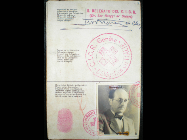 Documentación falsa de la Cruz Roja utilizada por Adolf Eichmann. Imagen: Wikimedia Commons.