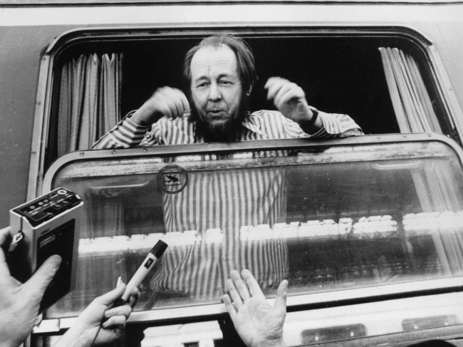 Aleksandr Solzhenitsyn a su llegada a Múnich tras huir de la URSS. Imagen: Getty Images