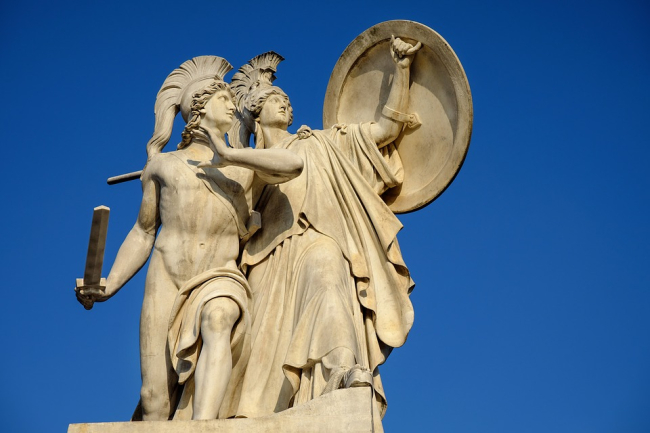 Escultura con la diosa Atenea portando su escudo