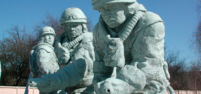 Monumento conmemorativo a los liqudiadores en las inmediaciones de la central nuclear de Chernobyl. Fuente: WikimediaCommons.