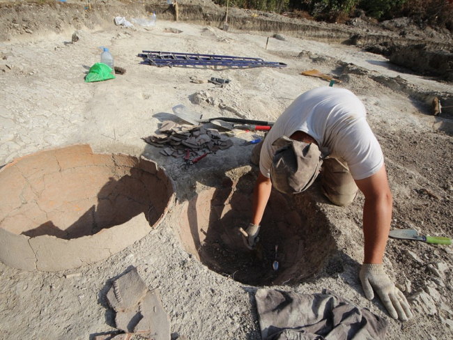 Un arqueólogo en acción. Imagen: Wikicommons