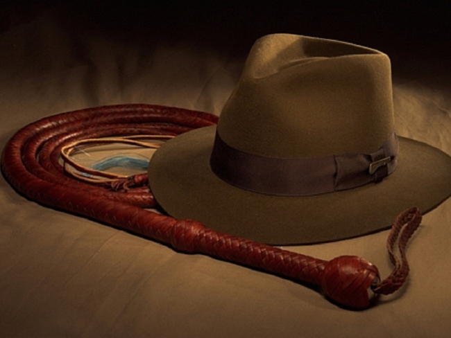El látigo y el sombrero fedora, dos elementos icónicos. Imagen: Wikicommons