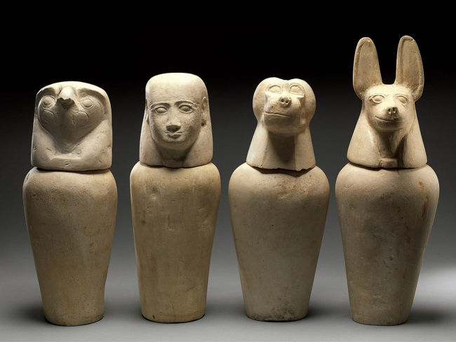 Vasos canopos de época ptolemaica, Metropolitan Museum. Imagen: Wikicommons