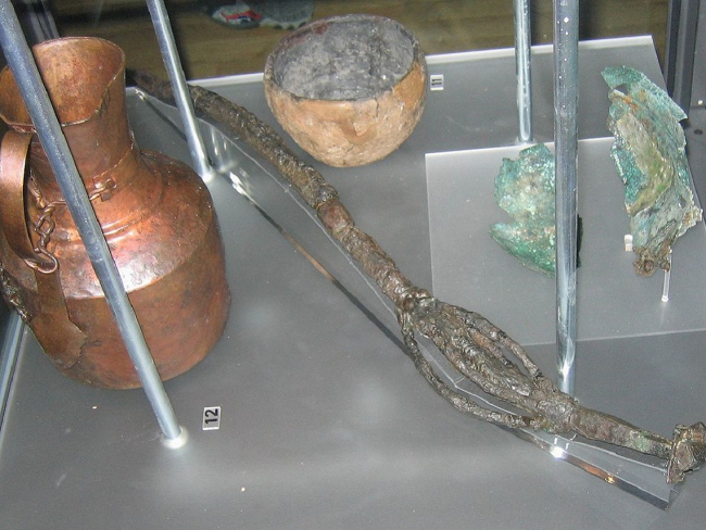 Hallazgos procedentes de la tumba de una supuesta maga. Imagen: Wikicommons