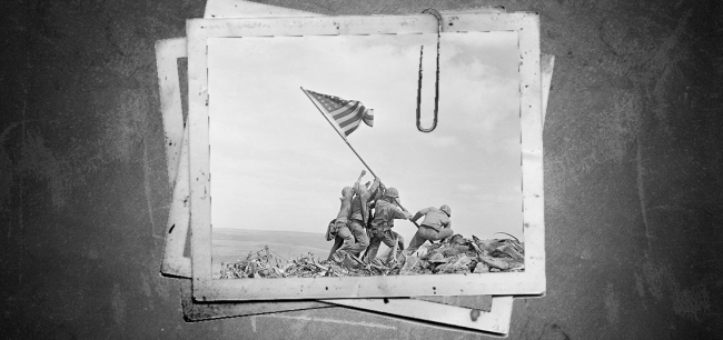Fotografía original en la que los seis marines levantan la bandera. Fuente: Wikimedia Commons.