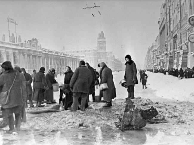 Ciudadanos de Leningrado recogiendo agua de pozos