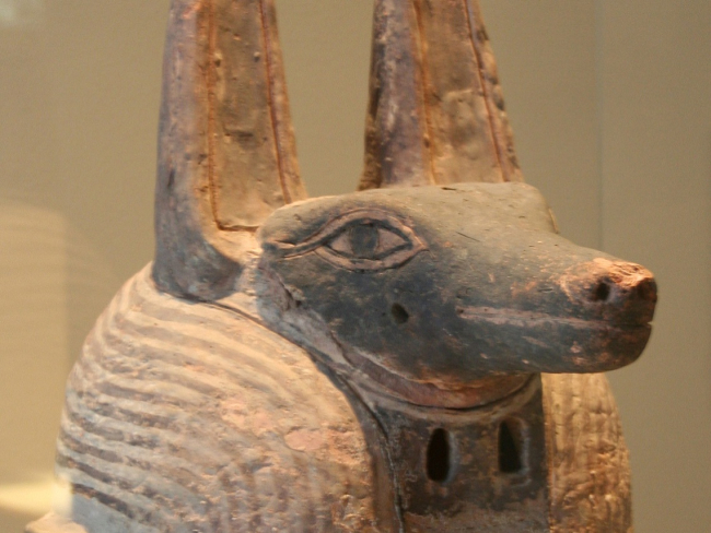 Máscara de Anubis de terracota. Imagen: Wikicommons