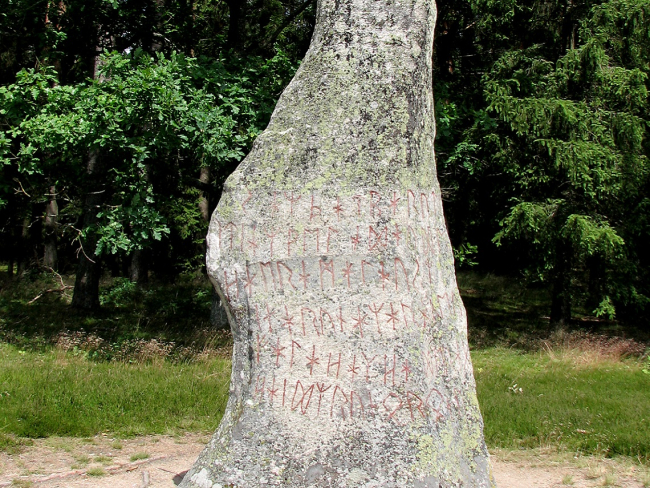 La piedra rúnica de Björketorp. Imagen: Wikicommons
