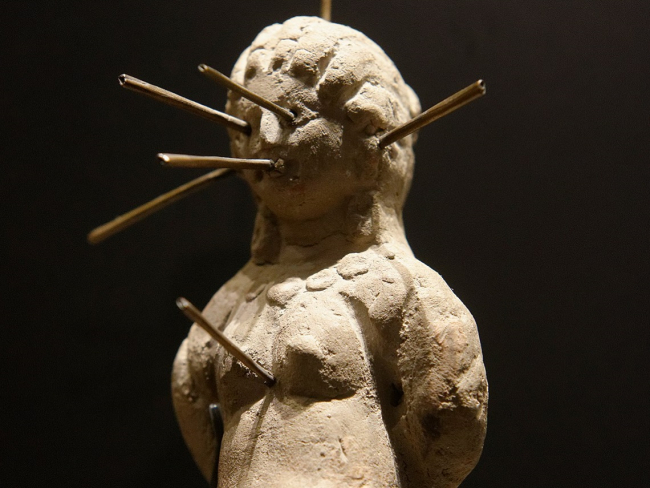 Muñeca vudú griega, Museo del Louvre. Imagen: Wikicommons