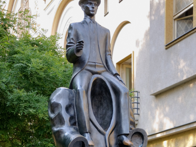 Estatua dedicada a Franz Kafka en su Praga natal. Imagen: Wikicommons