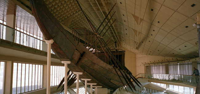 Fotografía de la “barca solar” del Faraón Keops reconstruida en el museo anexo a la Gran Pirámide. Fuente: Wikimedia Commons.