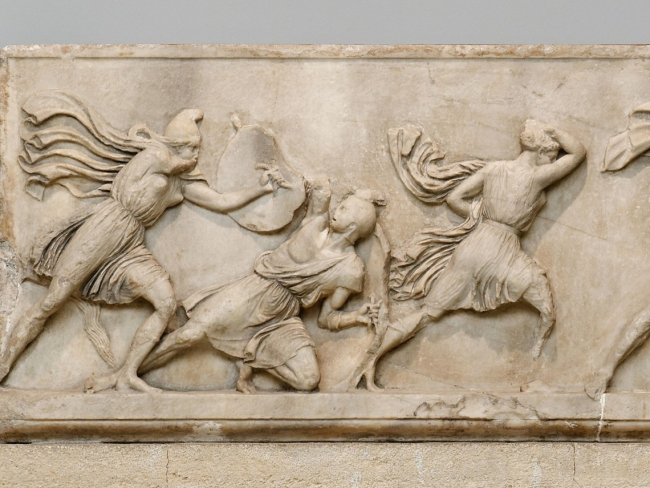 Enfrentamiento entre las amazonas y los griegos en el mausoleo de Halicarnaso. Imagen: Wikicommons