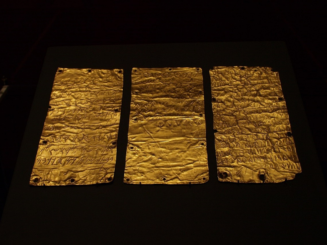 Láminas de oro con escritura etrusca. Imagen: Wikicommons