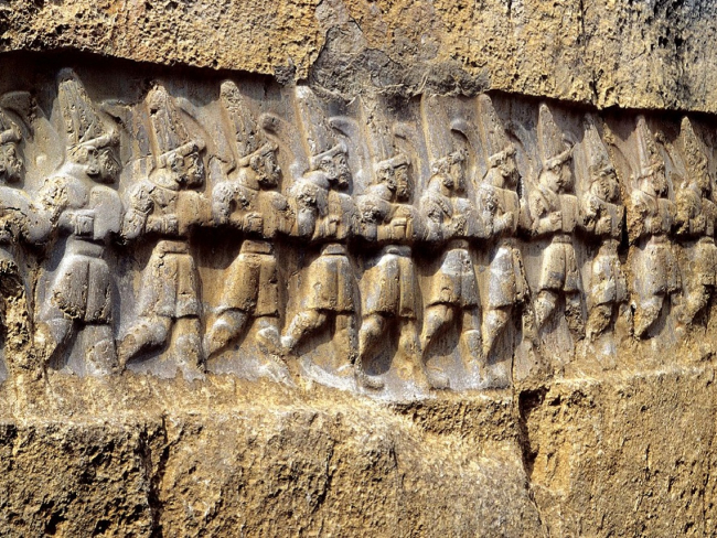 Representación de divinidades en el santuario de Yazilikaya. Imagen: Wikicommons