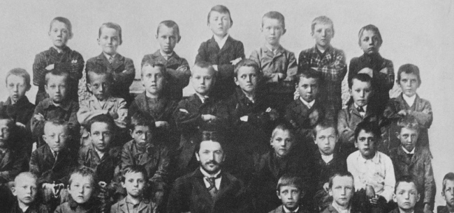 Adolf Hitler, centro de la imagen en la fila superior, en el colegio en 1899