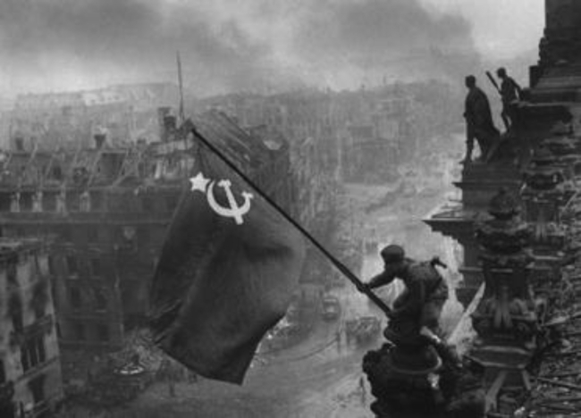 Alzando una bandera sobre el Reichstag