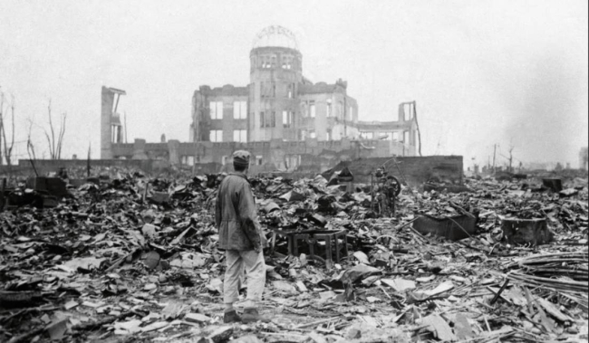 Un hombre observa la destrucción de Hiroshima